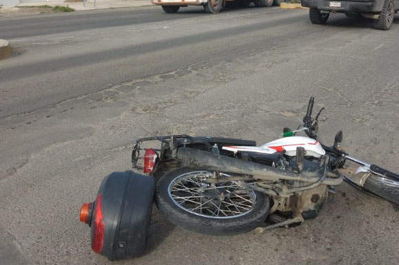 Chofer del transporte público se da a la fuga tras chocar contra moto en Tecamachalco