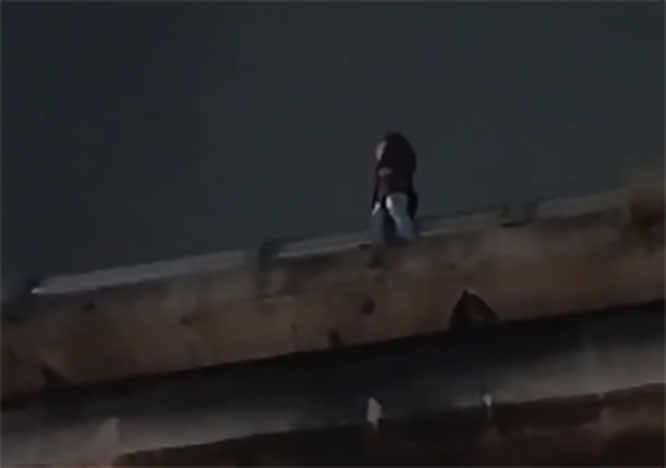 VIDEO Chofer de ruta 38-A impide que mujer se lance de puente en San Felipe Hueyotlipan