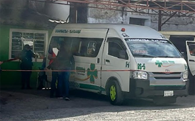 Muere mujer dentro de una combi del transporte público en Tlatlauquitepec