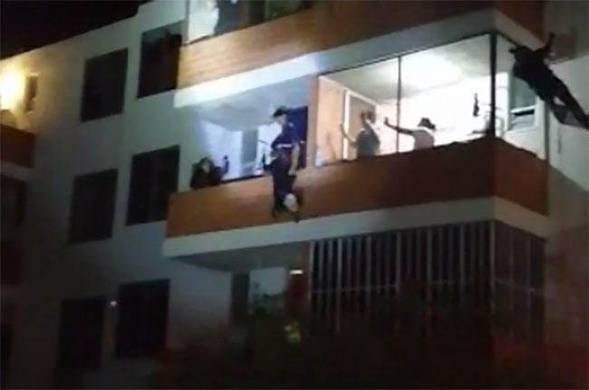 VIDEO Joven se avienta de edificio y un vigilante lo salva en Tehuacán 