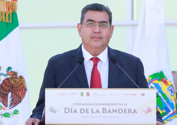 Llama Céspedes a funcionarios a trabajar con honradez en Día de la Bandera