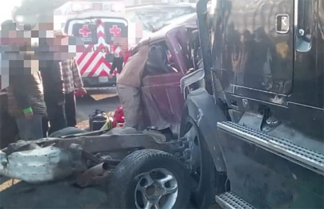 Tráiler embiste camioneta y mujer muere prensada en la federal México-Veracruz