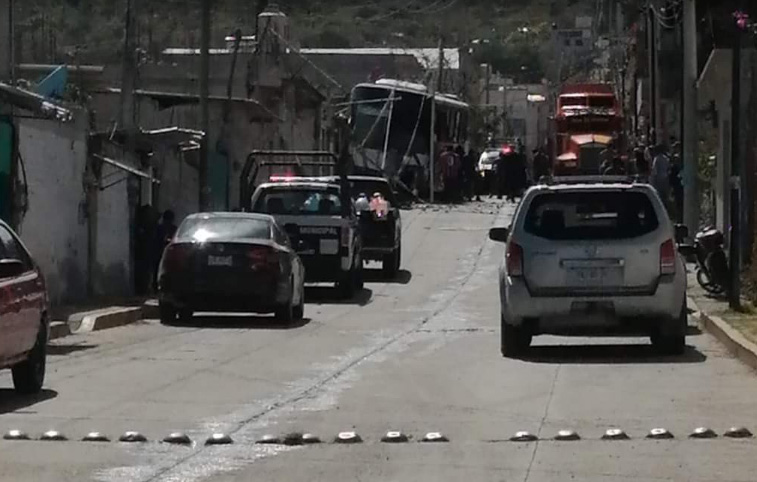 Choca autobús de la línea SCTA contra vivienda en Tepexi