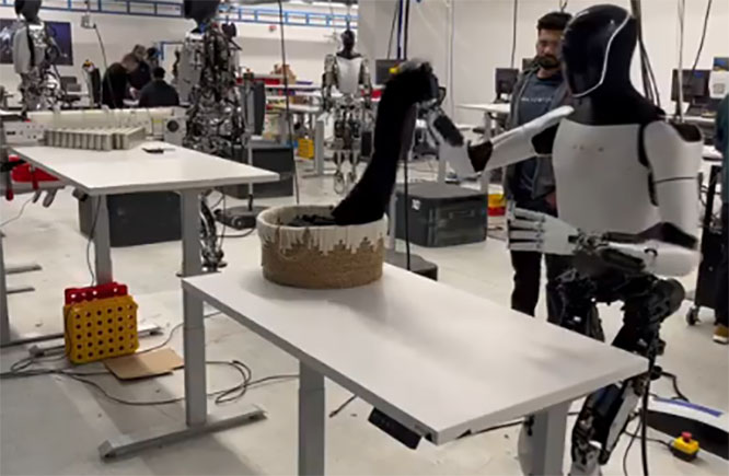 VIDEO Elon Musk presenta robot que dobla la ropa