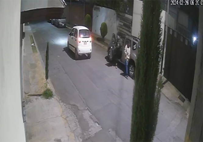 VIDEO Le roban su camioneta al salir de su casa en la colonia Valle del Sol
