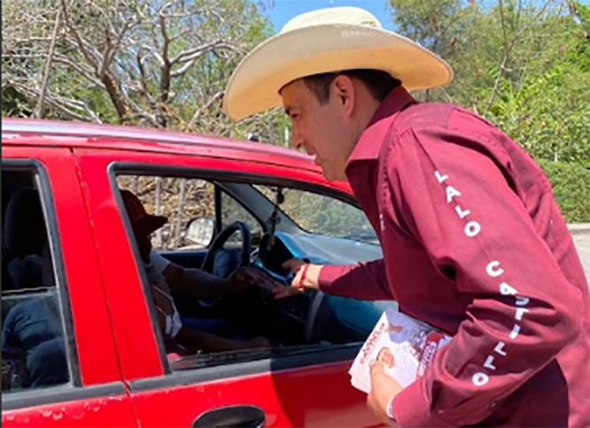 Lalo Castillo recorre calles de Santa María Xuchiapa; recibe respaldo de la población