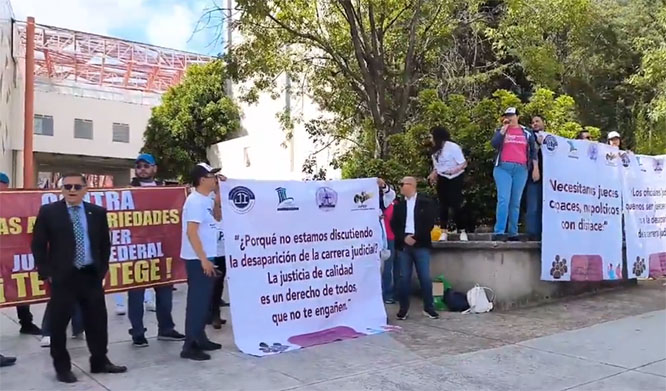 Manifestantes se enfrentan previo a diálogos de reforma al Poder Judicial