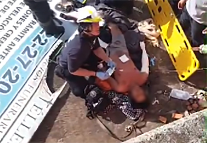 Se electrocutan tres hombres al cambiar anuncio en azotea en Puebla; uno murió