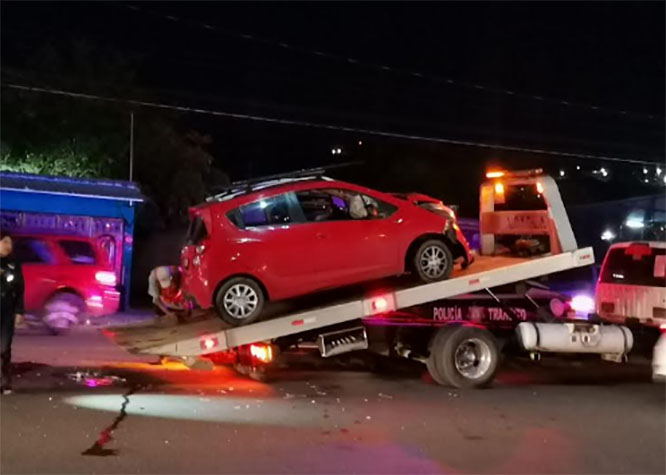 Familia choca contra combi de la ruta ruta Izúcar-La Galarza