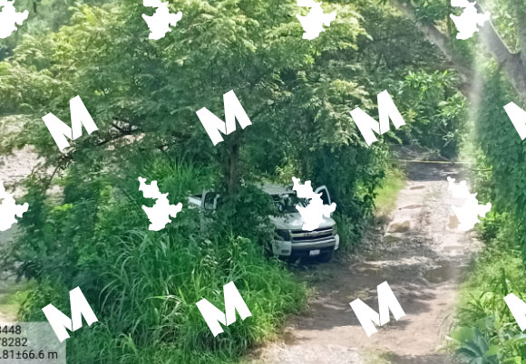 Abandonan camioneta con armas largas y granadas en Xicotepec