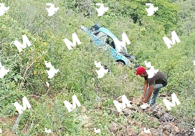 Se va auto a barranca en Coxcatlán: hay un muerto y varios lesionados