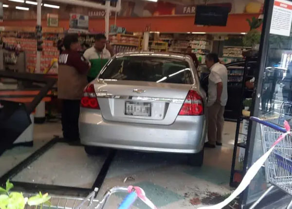 Abuelita se mete con todo y auto a tienda Sumesa en la CDMX