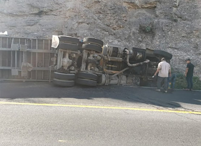 Tráiler se vuelca en la carretera federal Azumbilla-El Seco