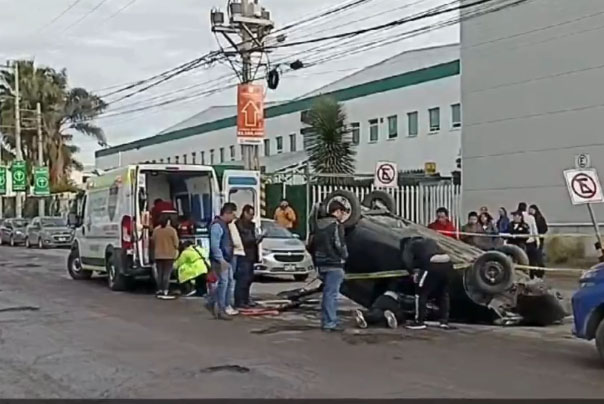 Auto cae en bache y vuelca en la zona del Parque Industrial