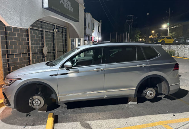 Roban llantas de una camioneta en Villas del Puente