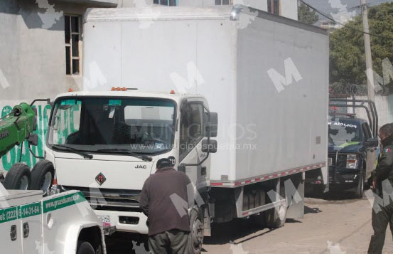 Ladrones roban y saquean camión de Liverpool en Puebla capital