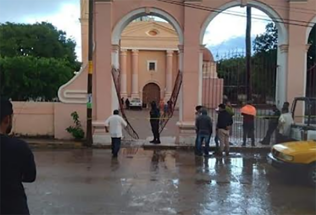 Muere taxista al chocar contra iglesia en San Pablo Anicano