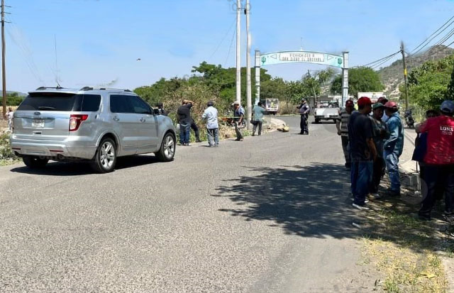 Hallan en el fondo de barranca cadáver de motociclista