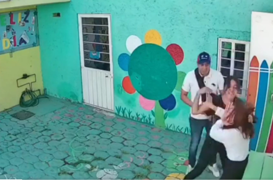 VIDEO Así golpean y encañonan padres a maestra en el Edomex