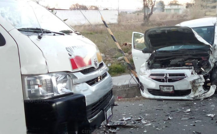 Choca camioneta y combi en Tlaxcala; hay 4 estudiantes heridos