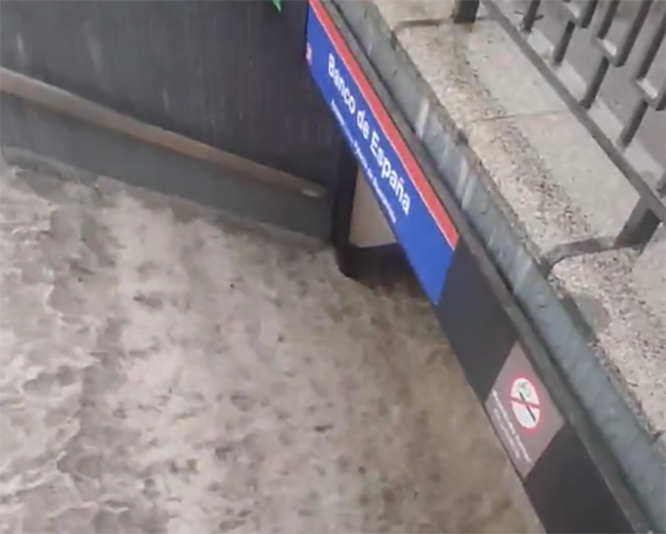 Fuertes lluvias inundan metro de Madrid