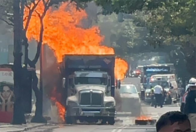 VIDEO Se incendia y explota camión repartidor de gas en la CDMX