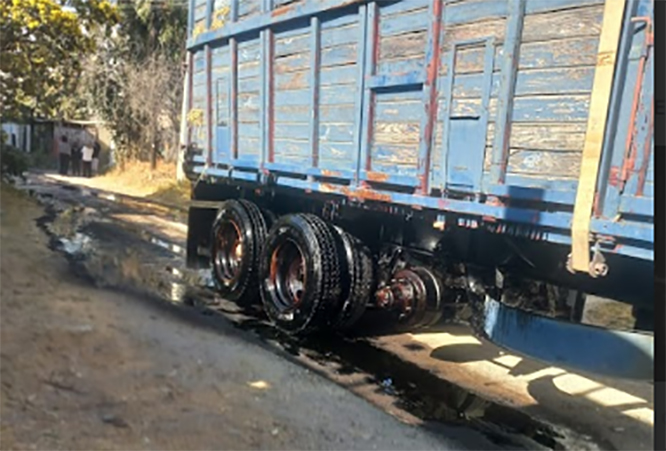 Reportan fuga de combustible de camión abandonado en Bosques de Amalucan