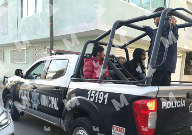 Vecinos aseguran a dos sujetos dentro de una vivienda en Texmelucan