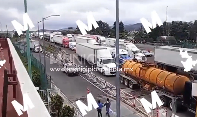 Ya se registra caos vial en caseta de Amozoc por bloqueo de trasportistas