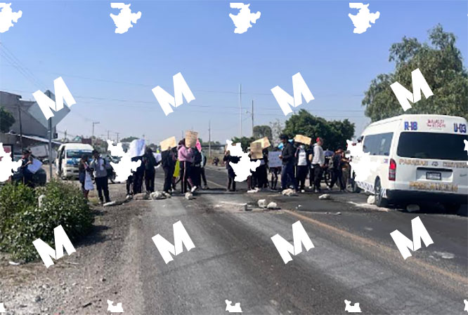 Alumnos de bachillerato bloquean la federal Puebla-Tehuacán en Tecamachalco