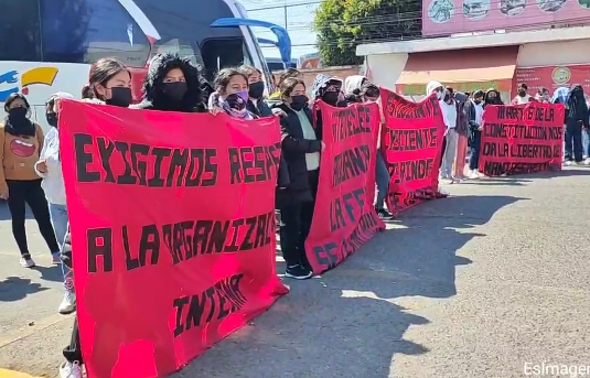 Estudiantes de la Normal Rural Carmen Serdán se manifiestan frente a la SEP