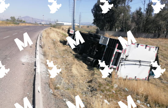 Vuelca tráiler en la México Puebla a la altura de Texmelucan