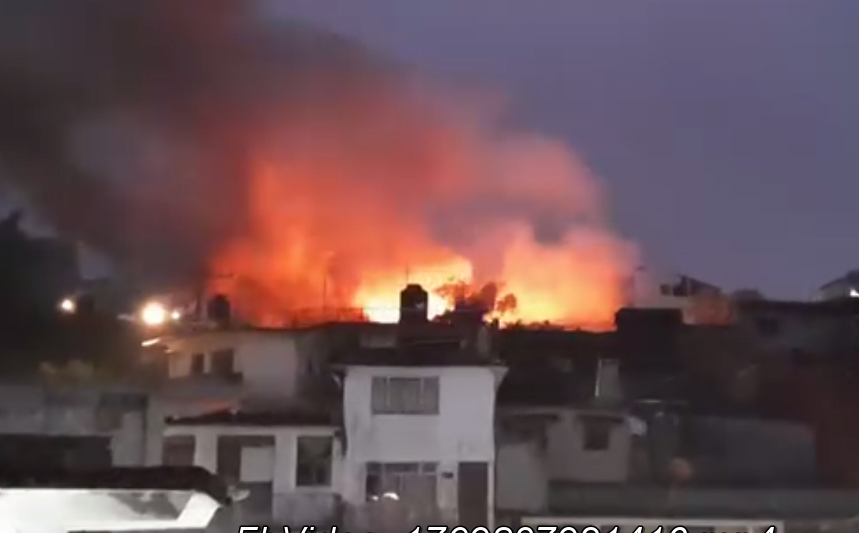 Fuerte incendio consume vivienda en calles de Cuetzalan 