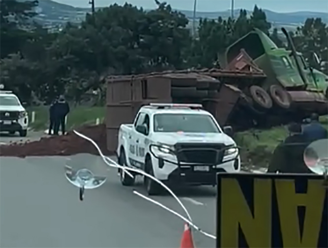 Se vuelca tráiler la carretera Tlaxco-Chignahuapan