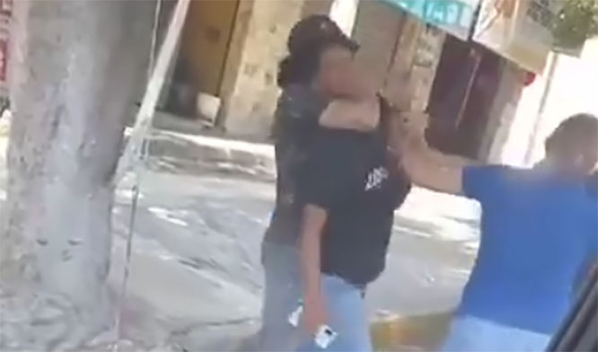 VIDEO Padre e hijo agreden a comerciante ambulante en calles de Tehuacán