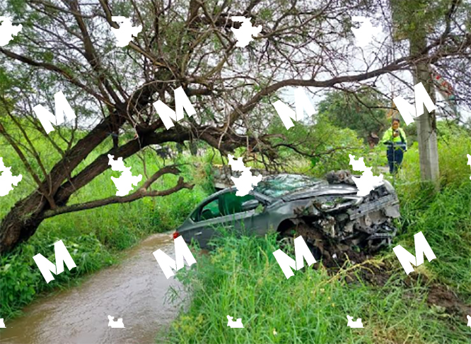 Automóvil cae a acequia en el libramiento Icatep-Utim en Izúcar