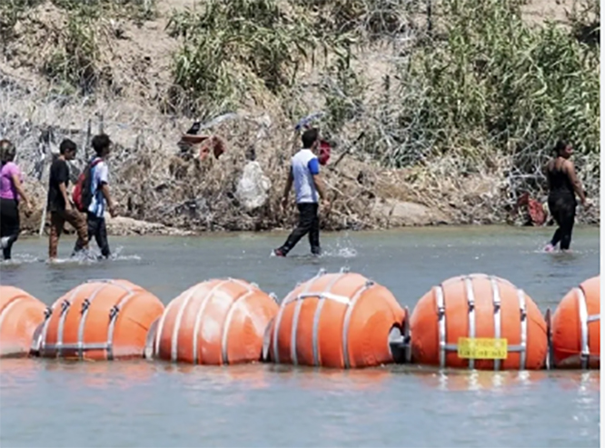 Texas pide mantener boyas con alambre de púas en río Bravo