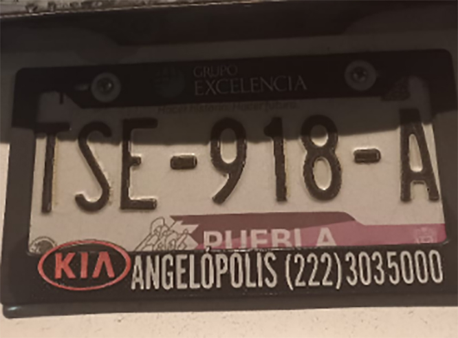 Vecino recupera varias placas extraviadas por lluvias en Puebla; piden apoyo para localizarlas