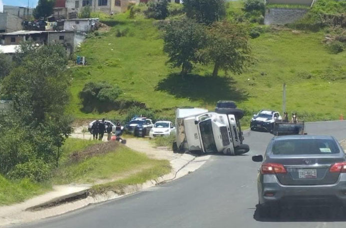 Mala maniobra genera volcadura de camión en Zaragoza 