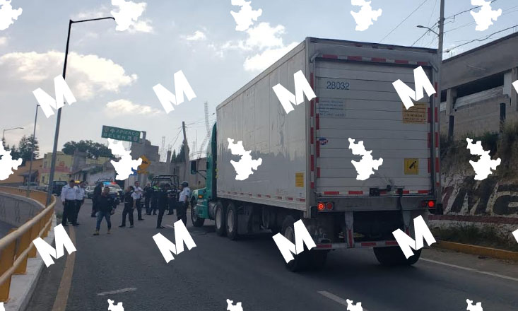 Aseguran a trailero tras atropellar a policía en Chiautempan