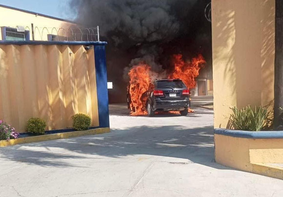 Se les incendia camioneta a enamorados en entrada de motel en Atlixco