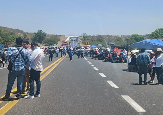 Se paraliza la región de Tehuacán por bloqueos carreteros ante inconformidad con invernaderos