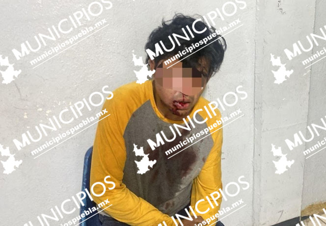 Vecinos de Texmelucan golpean a sujetos acusados de ladrones