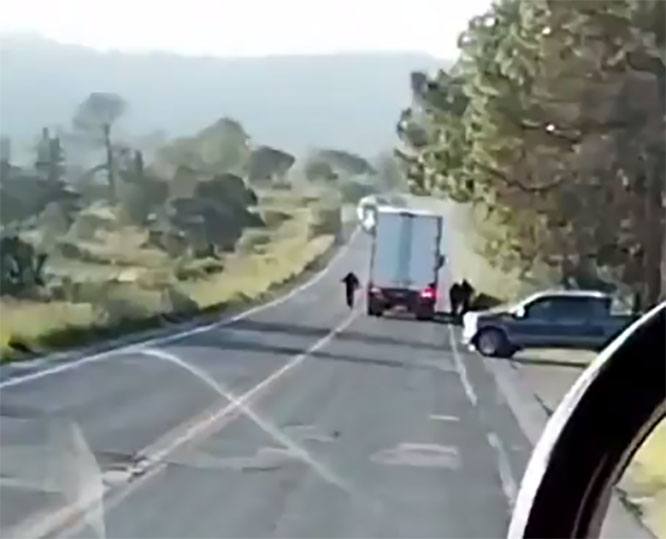 Captan asalto de dos tráileres en carretera federal El Seco-Azumbilla 