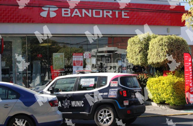 Con marro y pistola hampones se llevan 50 mil pesos del Banorte de la colonia Anzures