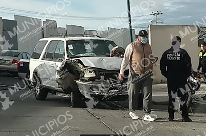 Conductor impacta su vehículo en la zona del tianguis de Texmelucan