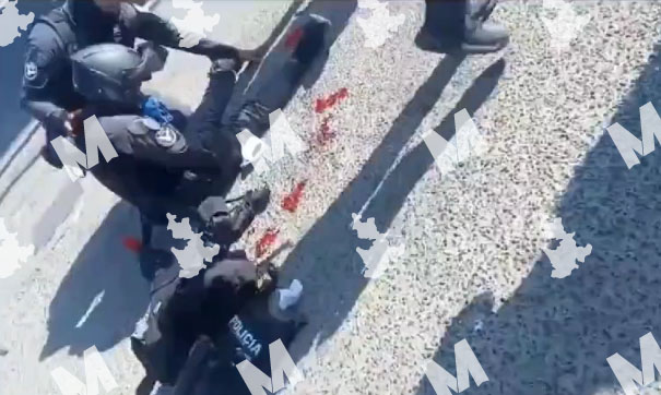 Policía municipal se impacta contra un auto en Puebla capital