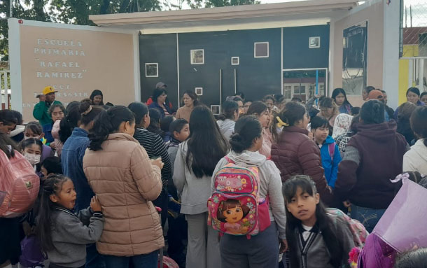 Maestros de escuela en Acajete se ausentan y generan caos entre padres