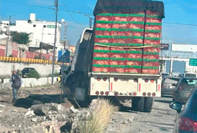 Tráiler se sale de Periférico e invade ciclovía en la 14 Sur