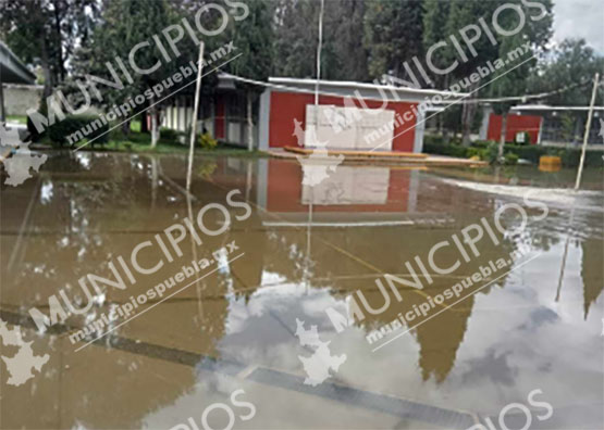 Lluvias colapsan drenaje y se inunda Colegio de Bachilleres de Xalmimilulco